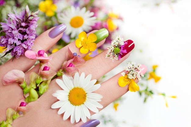 Veelkleurige manicure met wilde bloemen