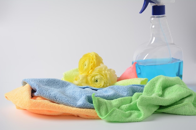 Veelkleurige microvezel reinigingsdoek met statische elektriciteit die stof aantrekt en reinigingsspray