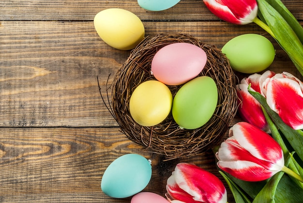 Veelkleurige paaseieren met tulpenbloemen op houten, copyspace hoogste mening