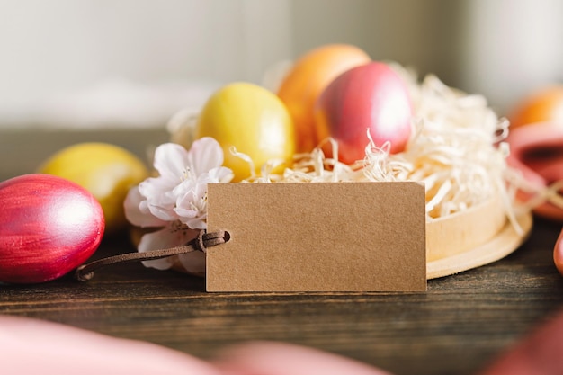 Veelkleurige paaseieren op een houten ondergrond