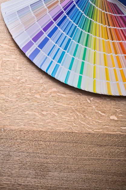 Veelkleurige pantone-ventilator op houten plank bouwconcept