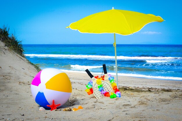 Foto veelkleurige paraplu op het strand