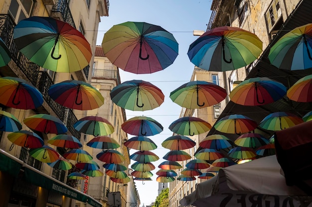 Veelkleurige paraplu's gebruikt als kunstwerkinstallatie
