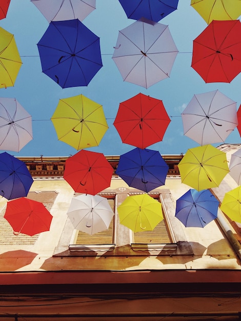 Veelkleurige paraplu's hangen op de waslijn.