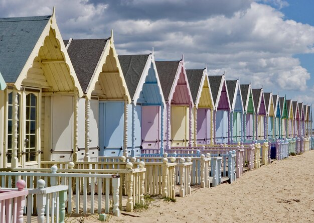 Foto veelkleurige paraplu's op het strand tegen de lucht