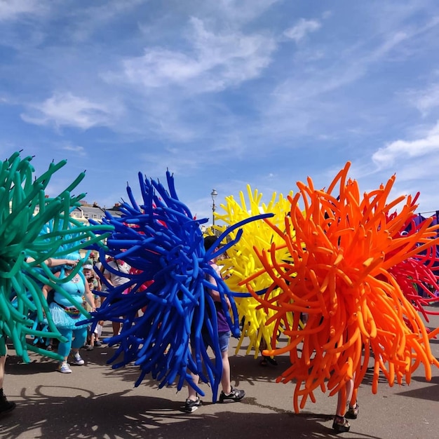 Foto veelkleurige paraplu tegen de blauwe hemel