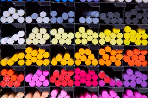 Veelkleurige pastel kleurpotloden kunstwinkel in houten cellen