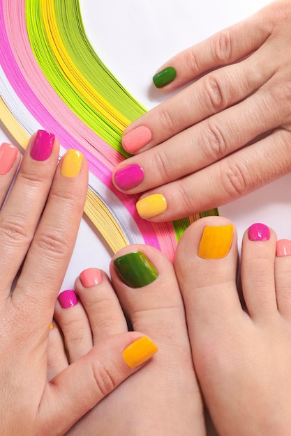 Veelkleurige pedicure en manicure