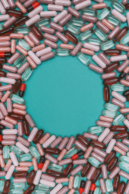 Veelkleurige pillen en capsules op een groene achtergrond