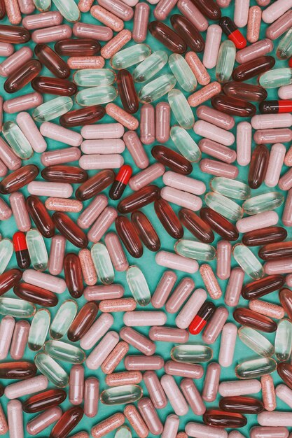 Veelkleurige pillen en capsules op een groene achtergrond