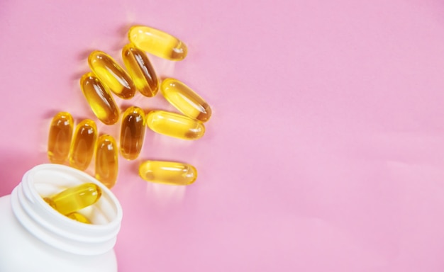 Foto veelkleurige pillen en medicijnen capsules omega 3 selectieve focus, medisch