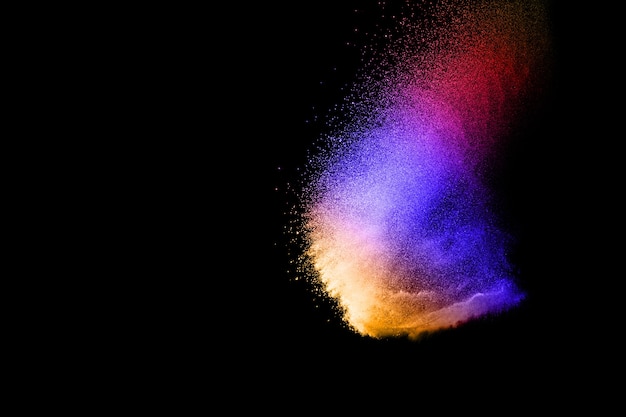 Veelkleurige poederexplosie op zwarte achtergrond.