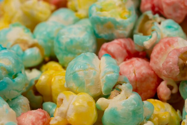 Veelkleurige popcorn close-up Kleurrijk mooi zoet dessert