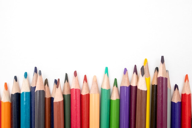 Veelkleurige potloden rij op een witte achtergrond