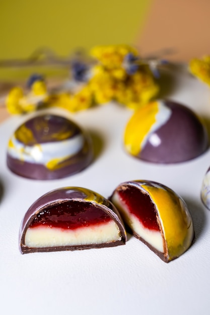 Veelkleurige prachtig versierde handgemaakte snoepjes met vullingen.