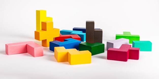Veelkleurige puzzel speelgoedelementen Chaos wanorde werk begin concept Houten kinderspel voor logisch denken ontwikkeling