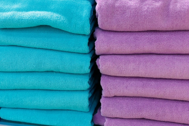 Veelkleurige reeksen handdoeken op een plank in een winkel