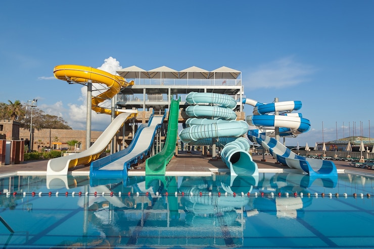 Foto veelkleurige ronde buizen in een waterpark bij het zwembad