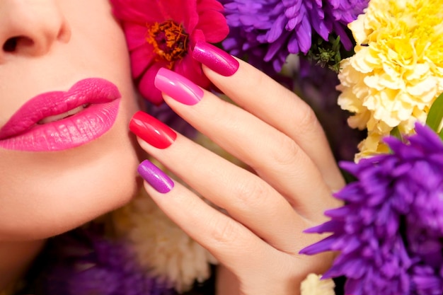 Veelkleurige roze lila make-up en manicure