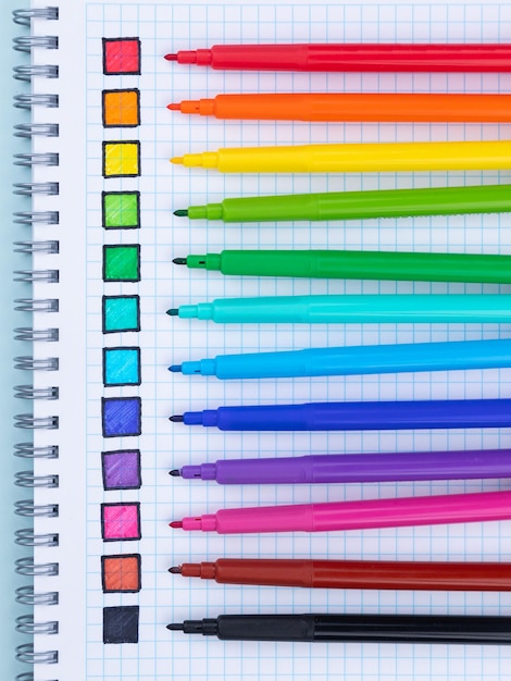 Veelkleurige set viltstiften met kleurstalen op een notitieboekje
