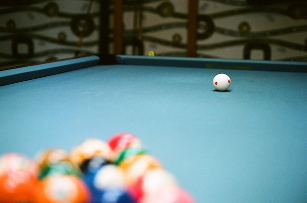 Veelkleurige snookerballen op tafel