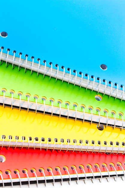 Veelkleurige spiraal notebooks op een witte achtergrond.
