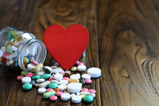 Veelkleurige tabletten in verschillende vormen en maten op de houten vloer