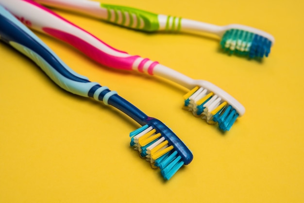 Veelkleurige tandenborstels kopiëren ruimte geel