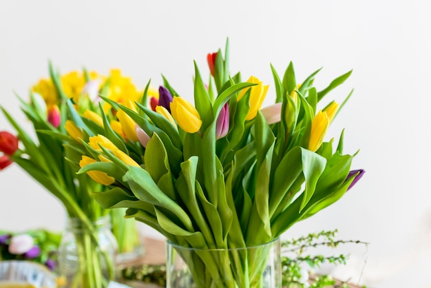 Veelkleurige tulpen bloemen boeket in een glazen vaas