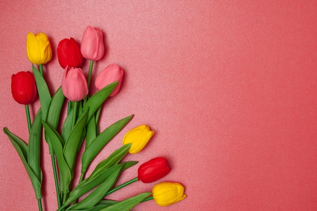 Veelkleurige tulpen op een rode achtergrond met een verloop