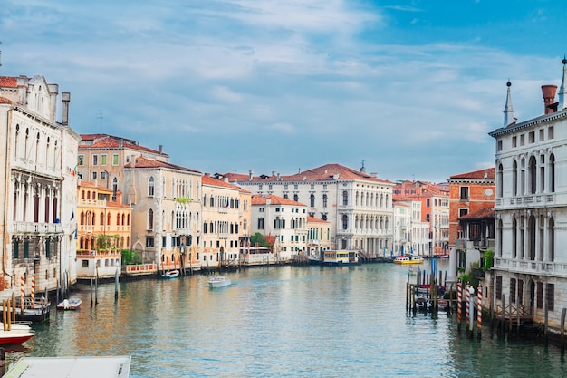 Veelkleurige Venetië huizen over water van Canal Grande, Italië