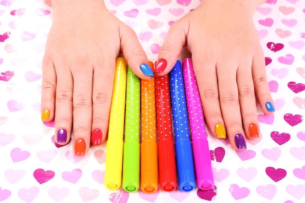 Veelkleurige vrouwelijke manicure met markeringen op lichte achtergrond