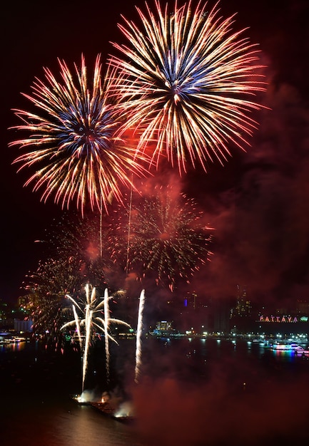 Veelkleurige vuurwerknachtscène in Pattaya International Fireworks Festival ChonburiThailand