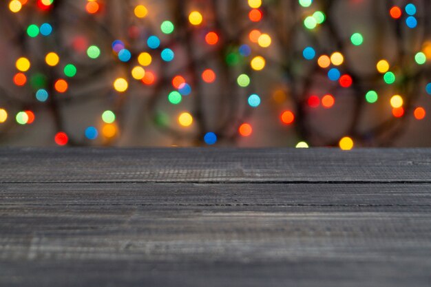 Veelkleurige wazige lichten op een houten oppervlak achtergrond