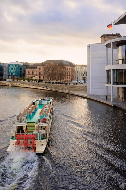 Veerboot bij de rivier dichtbij Modern Deutscher Reichstag-gebouw in Berlijn, hoofdstad van Duitsland in de winter op straat. Parlementsgebouw van de Duitse Bondsdag.