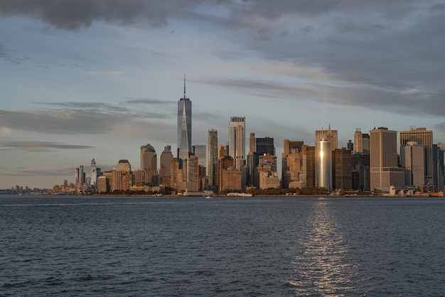 Veerboot naar Manhattan. Uitzicht op Manhattan vanaf het water bij zonsondergang, New York, VS