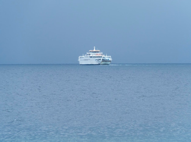 Veerboot op het eiland Evia (Euboea), Griekenland op een bewolkte dag in de Egeïsche Zee