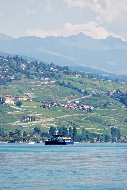 Veerboot op het meer van Genève en de kust van Lausanne, Zwitserland.