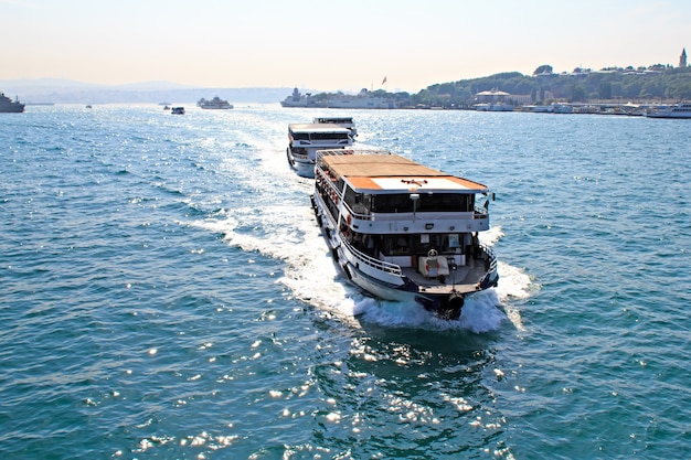 Veerboten voor passagiers in straat bosporus, istanbul