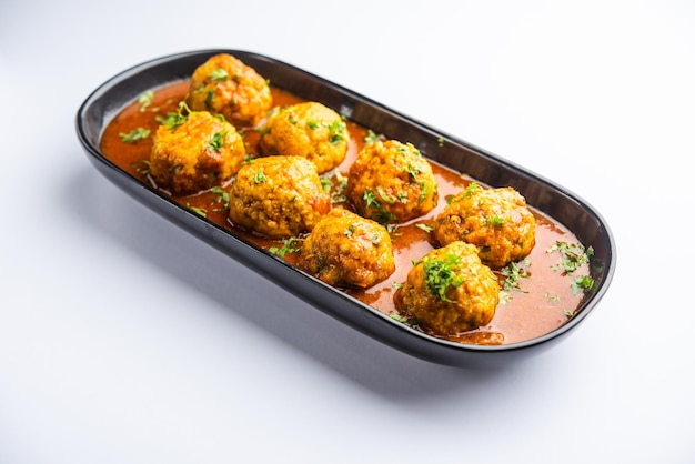 Veg Kofta Curry is een exotisch Indiaas jusgerecht gemaakt van gemengde groenteknoedels gedompeld in een jus op basis van ui en tomaat