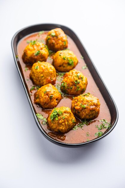 Veg Kofta Curry - экзотический индийский соус, приготовленный из овощных пельменей, обмакнутых в луково-томатный соус.