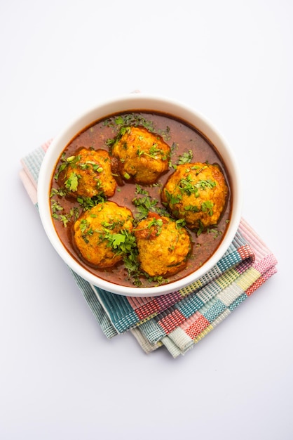 Veg Kofta Curry는 양파-토마토 기반 그레이비 소스에 야채 만두를 섞어 만든 이국적인 인도 그레이비 요리입니다.