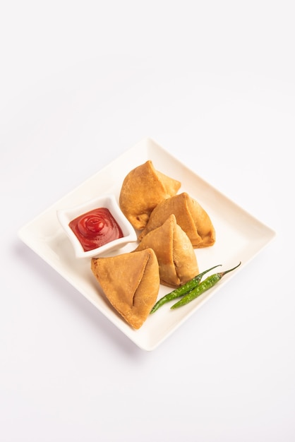 Veg Samosa - 마이다의 겉은 바삭하고 속은 으깬 감자, 완두콩, 향신료를 넣은 바삭하고 매운 인도 삼각형 모양의 스낵입니다.