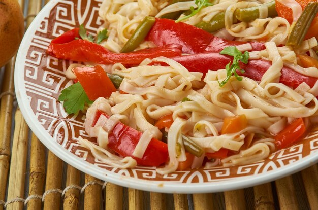 Veg Schezwan Noodles Schezwan кухня, Азиатско-китайская кухня, Традиционные блюда-ассорти, Вид сверху.