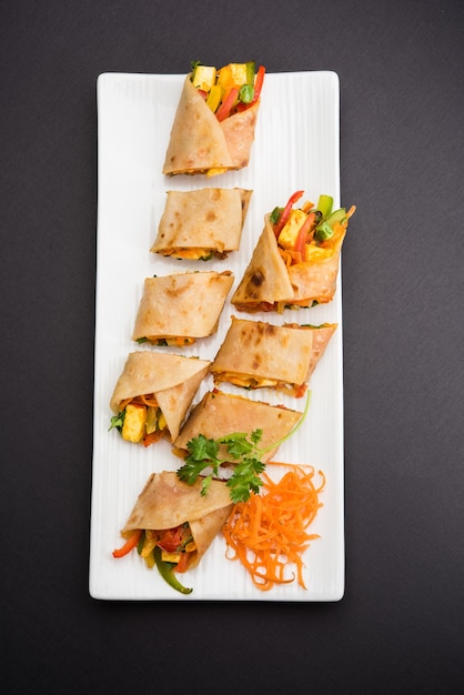 Chapati 또는 Roti 안에 채워진 Paneer와 야채를 사용하여 만든 Veg Spring Roll 또는 Wrap 또는 Franky. 토마토 케첩과 함께 제공됩니다. 선택적 초점