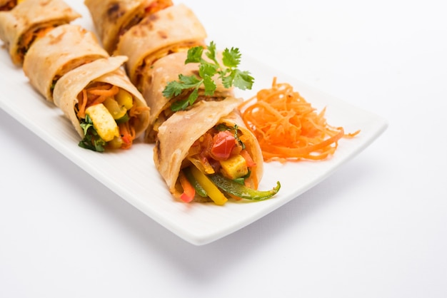 Chapati 또는 Roti 안에 채워진 Paneer와 야채를 사용하여 만든 Veg Spring Roll 또는 Wrap 또는 Franky. 토마토 케첩과 함께 제공됩니다. 선택적 초점