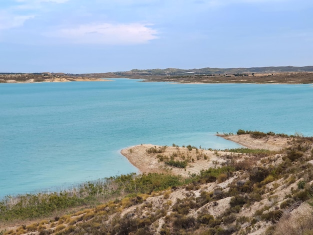 Вега-Баха-дель-Сегура Embalse de la Pedrera un lago azul turquesa