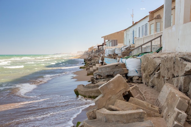 Vega Baja del Segura Guardamar casas golpeadas por el mar en la playa 바빌로니아