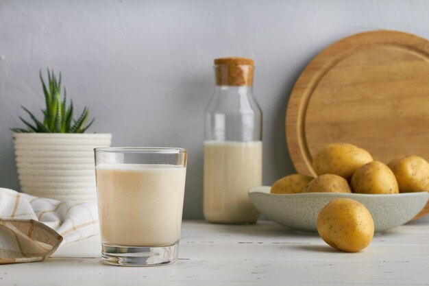 Foto vegan aardappelmelk in een glazen fles zweden superfood