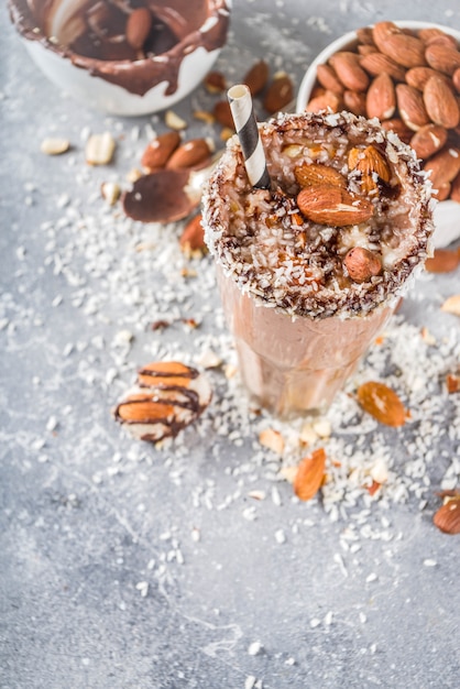 Foto frullato vegano con mandorle e cioccolato al cocco